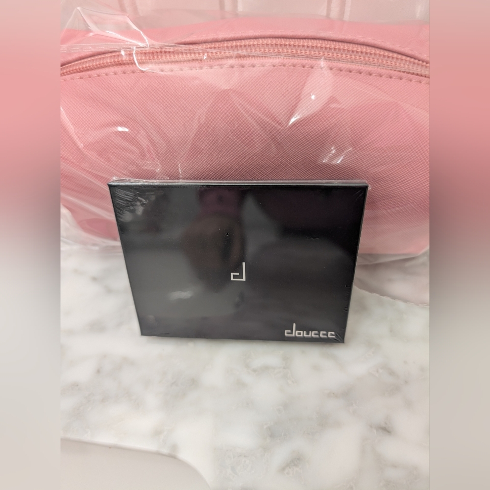 NIB Doucce On the Go Palette With Unbranded Makeup Bag